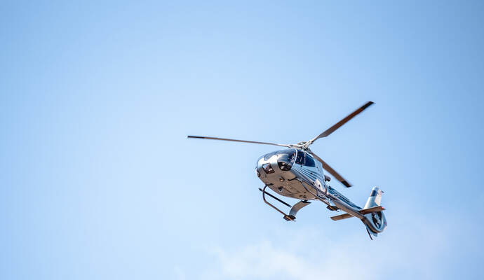 Die Polizei sucht auch mit einem Helikopter nach der vermissten Person. Die Polizei sucht auch mit einem Helikopter nach der vermissten Person.