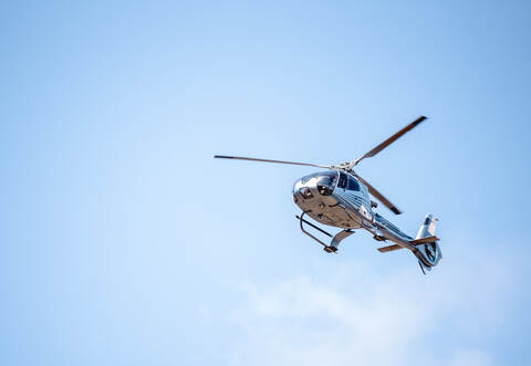 Die Polizei sucht auch mit einem Helikopter nach der vermissten Person.