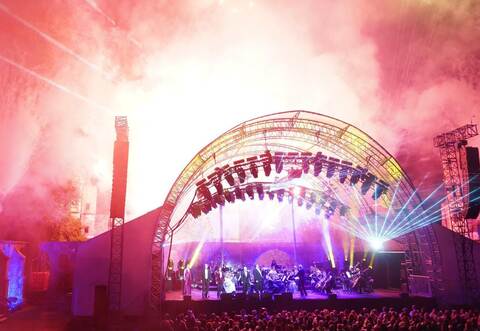 Eine spektakuläre Show mit Feuerwerk und Laser erlebt das Publikum in der Klosterruine St. Peter und Paul.