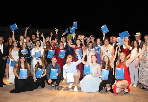 Die glücklichen Absolventen feiern mit Vertretern des Dehoga, des Wirtschaftsministeriums und der IHK Nordschwarzwald.