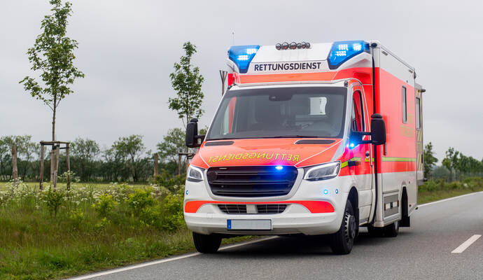 Nicht nur ein Rettungswagen, auch ein Notarzt war vor Ort, um sich um den Verletzten zu kümmern.