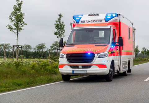 Nicht nur ein Rettungswagen, auch ein Notarzt war vor Ort, um sich um den Verletzten zu kümmern.