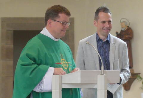 Die Gratulation zum 30-jährigen Priesterjubiläum von Pfarrer Andreas Schulz kam vom gewählten Vorsitzenden der Katholischen Kirchengemeinde St. Bonifatius Guido Schmid. (rechts).