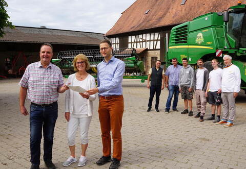 Ulrich Horsch, Betriebsleiter des Elfinger Hofs, Landwirtschaftsamtsleiterin Corinna Benkel und Holger Nickel, der für Landwirtschaft zuständige Dezernent des Enzkreises (vorne von links), analysieren die Ernte 2024. Mit dabei (hinten von links) sind Michael Maurer vom Landwirtschaftsamt, Joachim Fuchs vom Bauernverband, David Horsch, Klaus Dobler von der Störrmühle Knittlingen, Finn Dobler sowie Bäcker-Obermeister Martin Reinhardt.