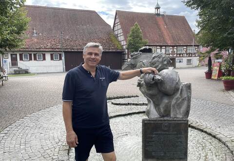 Frank Alber in der Enzberger Ortsmitte: Der Stadtrat der Freien Wähler beobachtet die Veränderungen in Mühlackers größtem Stadtteil mit Argwohn.
