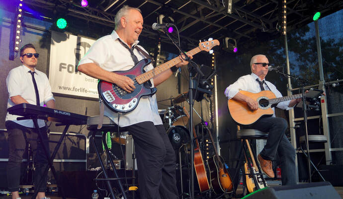 Die Gruppe For Life wird beim Eröffnungskonzert am Dienstagabend wieder der Menge einheizen.
