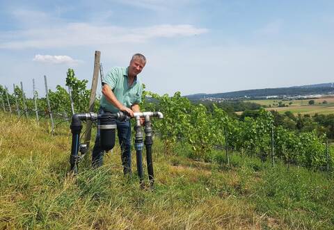 Frank Jaggy zeigt die Anlage zur künstlichen Bewässerung gegen Trockenheit und Hitze in Zeiten des Klimawandels.