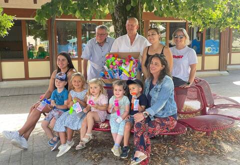 Strahlende Augen gibt es durch die Kooperation von zwei Vereinen. Im Bild: Fatima Soares-Kossmann (vorne links) mit Kindern und Pascale Rusczyk (rechts). Ebenfalls mit von der Partie: Martin Kull (hinten von links), Heinrich Furrer, Ayse Uysal und Nina Nagel.