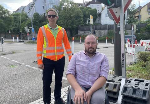 Oliver Gruber vom Regierungspräsidium Karlsruhe (links) und Leiter der Straßenverkehrsbehörde Dominik Blessing haben die Baustelle genau im Blick.