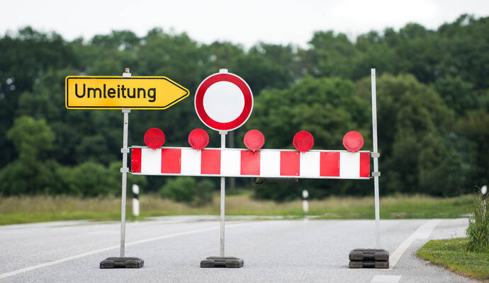 Die Landesstraße von Tiefenbronn nach Heimsheim wird aufgrund von Kabelverlegungen ab dem 26. August zeitweise gesperrt. Die Landesstraße von Tiefenbronn nach Heimsheim wird aufgrund von Kabelverlegungen ab dem 26. August zeitweise gesperrt.