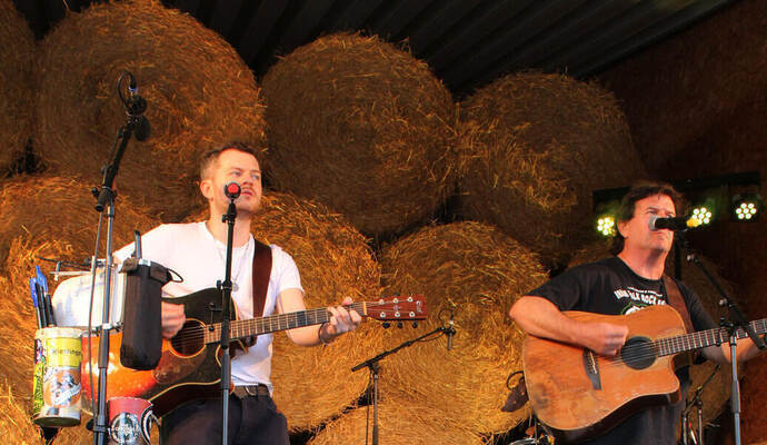 Musikgenuss pur verbreiten Sean Treacy (rechts) und sein Sohn John beim Festival „Folk on Farm“ in Zaisersweiher.