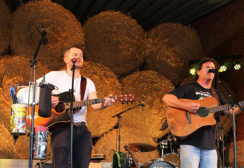 Musikgenuss pur verbreiten Sean Treacy (rechts) und sein Sohn John beim Festival „Folk on Farm“ in Zaisersweiher.