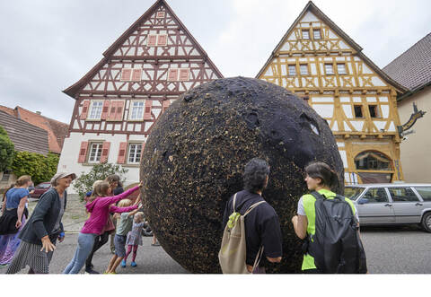 "Ornamenta Inhalatorium". Der Black Ball in Lienzingen