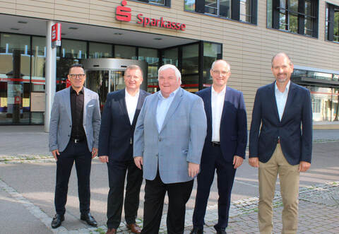 Sonnig ist die Zukunft der Sparkasse Pforzheim Calw in der Filiale Mühlacker: Dort freuen sich Michael Fritz (von links), Gerd Owczarek, Vorstandsvorsitzender Hans Neuweiler, Stephan Günthner und Bernd Hintermayer über die neue Photovoltaikanlage auf dem Dach.