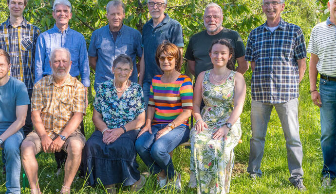Die Verwaltung des OGV Singen im Jubiläumsjahr – hinten von links: Josef Lofent, Manuel Dennig, Frank Berger, Hans-Peter Jantschik, Ulrich Kirchenbauer, Jürgen Heck, Ralf Rothweiler, Reiner Lentz und Bergit Kuhn. Vorne: Jörg Baginski, Erwin Dennig, Gretel Flinspach, Bärbel Noe und Jenny Unger. Es fehlt: Karin Huwer. Alexander Zachmann
