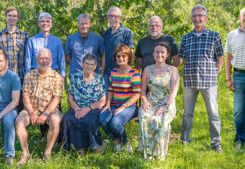 Die Verwaltung des OGV Singen im Jubiläumsjahr – hinten von links: Josef Lofent, Manuel Dennig, Frank Berger, Hans-Peter Jantschik, Ulrich Kirchenbauer, Jürgen Heck, Ralf Rothweiler, Reiner Lentz und Bergit Kuhn. Vorne: Jörg Baginski, Erwin Dennig, Gretel Flinspach, Bärbel Noe und Jenny Unger. Es fehlt: Karin Huwer. Alexander Zachmann