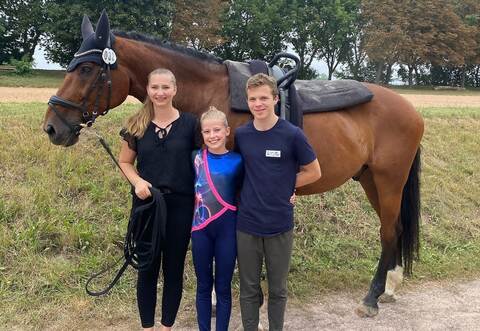 Erfolgreich bei der Deutschen Jugendmeisterschaft: Denise Kiontke, Jule Genther und Tom Lehner (mit ihrem treuen Partner Nectus.