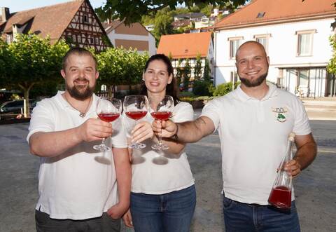 Tim Augenstein, Melanie Reiling und Marco Baier (von links) haben den Hansel bereits probiert und sind zu dem Schluss gekommen, dass er vorzüglich schmeckt.