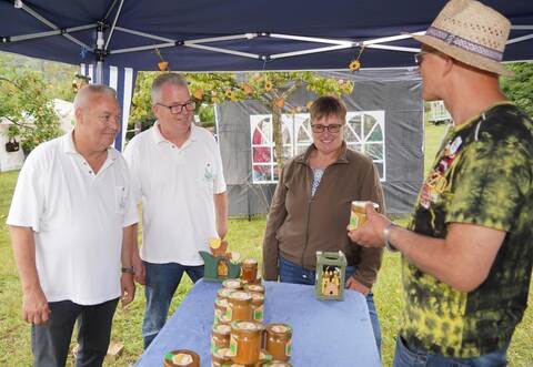 Auch Imker Georg Peichl (rechts) und seine Frau Edith sind wieder dabei – sehr zur Freude des OGV-Vorsitzenden Stephan Kaufmann (Zweiter von links).