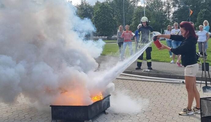 In Schömberg bildet die Freiwillige Feuerwehr Gemeindemitarbeitende zu Brandschutzhelfern aus. Feuerwehr H. Rössler In Schömberg bildet die Freiwillige Feuerwehr Gemeindemitarbeitende zu Brandschutzhelfern aus.