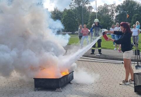 In Schömberg bildet die Freiwillige Feuerwehr Gemeindemitarbeitende zu Brandschutzhelfern aus.