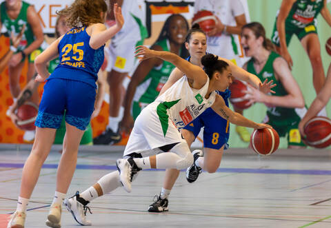 Rachel Arthur (Mitte) soll in dieser Saison wieder mithelfen, dass die Rutronik Stars Keltern Meister Alba Berlin verdrängen.