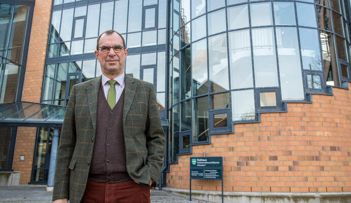 Tritt Frank Schneider, Oberbürgermeister von Mühlacker, im kommenden Jahr noch einmal an – oder nicht? Die politische Landschaft in der Senderstadt spekuliert, dass sich der Rathauschef beim kommenden Neujahrsempfang über seine Zukunft äußern könnte.