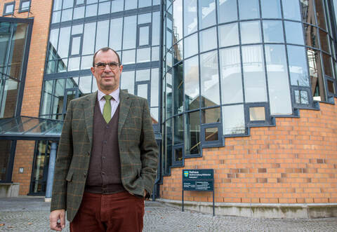 Tritt Frank Schneider, Oberbürgermeister von Mühlacker, im kommenden Jahr noch einmal an – oder nicht? Die politische Landschaft in der Senderstadt spekuliert, dass sich der Rathauschef beim kommenden Neujahrsempfang über seine Zukunft äußern könnte.