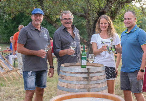 Die WG-Mitglieder Thomas Werner, Thomas Schlotterbeck, Britta Kunkel und Markus Werner (von links) mit der Sandgold Weißwein-Cuvee und dem Sandhasen Weißwein-Schorle.