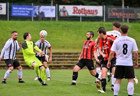 Calmbachs Torhüter Paul Schwämmle (Zweiter von links) pariert einen Angriff der Birkenfelder; am Ende der Partie lautet das Ergebnis 2:2.  Peter Hennrich