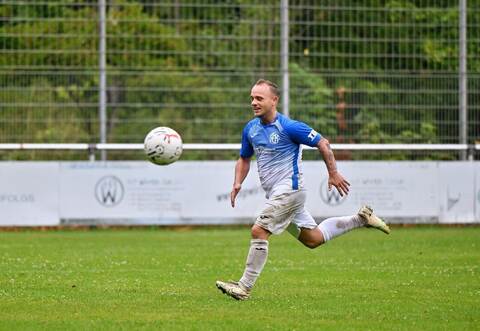 Alexander Fix ist einer von insgesamt sechs Ispringer-Torschützen, die letztlich für einen 9:0-Sieg gegen Kieselbronn sorgen.  Peter Hennrich