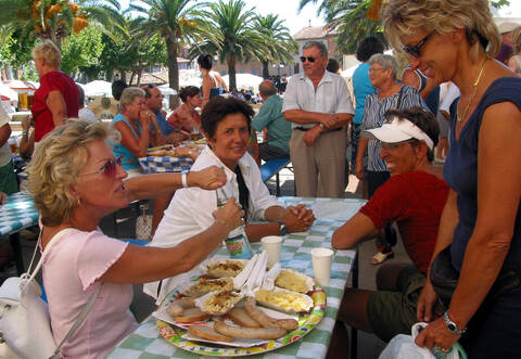 Bratwurst unter Palmen, wie hier im September 2003, gibt es bei der „Fete provencale“ in Cogolin schon seit 40 Jahren.