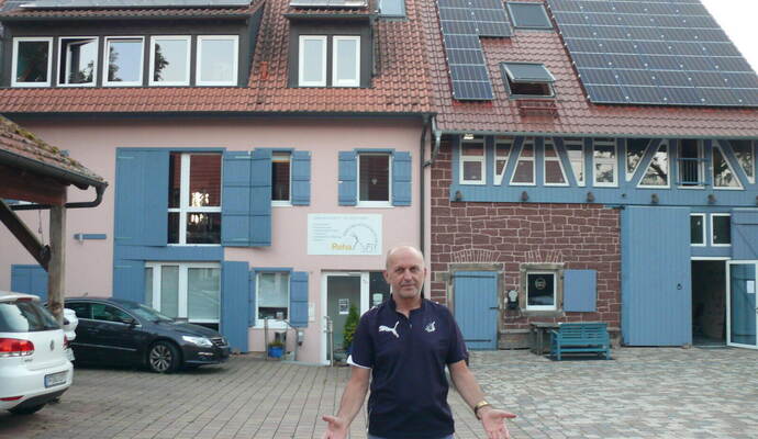 Steht plötzlich mit „leeren Händen“ da: Physiotherapeut Sead Karic musste seine modern eingerichtete Praxis in Göbrichen von heu Steht plötzlich mit „leeren Händen“ da: Physiotherapeut Sead Karic musste seine modern eingerichtete Praxis in Göbrichen von heute auf morgen schließen. DiePatienten stehen nun ohne Versorgung da.