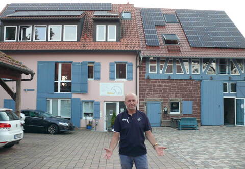 Steht plötzlich mit „leeren Händen“ da: Physiotherapeut Sead Karic musste seine modern eingerichtete Praxis in Göbrichen von heute auf morgen schließen. DiePatienten stehen nun ohne Versorgung da.