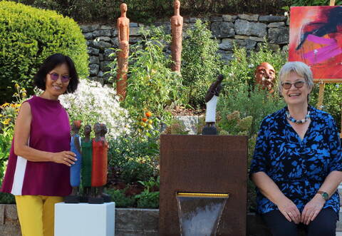 Vor mehr als zehn Jahren haben sich die beiden Künstlerinnen Chong-ImNeukamm (links) und Angelika Mollner über den Kunstverein Enz kennengelernt. Ab und an stellen sie zusammen aus, wie hier bei Kunst im Garten unter dem Titel „le jardin diversité“ in Lomersheim.