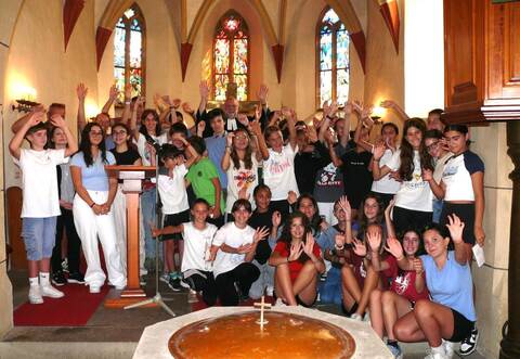 Große Freude zeigten die Jugendlichen mit ihrem Betreuen in der Göbricher Kirche.