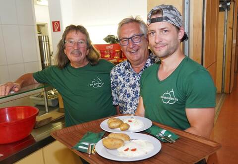 Zum frisch zubereiteten Bibeleskäs reichen Dieter Karg, Udo und Jan Seiter (von links) Pellkartoffeln.