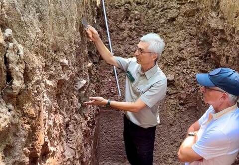 Karlsbads Forstamtsleiter Martin Moosmayer (links) erklärt Landrat Christoph Schnaudigel den Aufbau des Waldbodens.