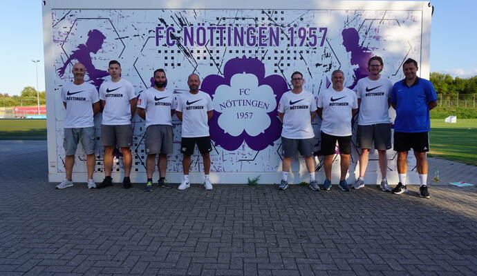 Gut aufgestellt : Die Junioren-Abteilung des FC Nöttingen mit den Trainern (von links) Stefan Wenz (U 13), Leon Guerrini (U 13), Steffen Blöth (U 17), Martin Fritz (U 16), Max Tietzen (U 15), Carsten Sefried (U 14), Alex Schmidt (U 14) und Dubravko Kolinger (Jugendleiter und Trainer U 19).