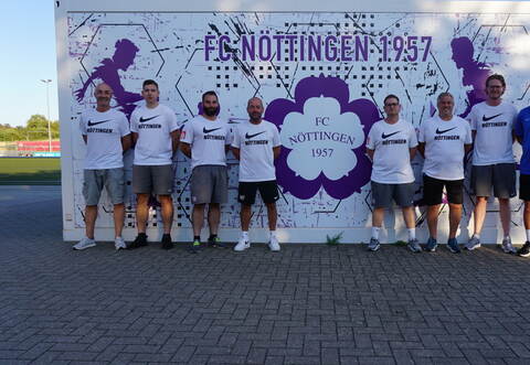 Gut aufgestellt : Die Junioren-Abteilung des FC Nöttingen mit den Trainern (von links) Stefan Wenz (U 13), Leon Guerrini (U 13), Steffen Blöth (U 17), Martin Fritz (U 16), Max Tietzen (U 15), Carsten Sefried (U 14), Alex Schmidt (U 14) und Dubravko Kolinger (Jugendleiter und Trainer U 19).