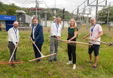 Alexander Kozel, Oliver Simonek, Steffen Ringwald, Thekla Walker und Juvjen Molenaar (von links) halfen gestern beim Vorbereiten der Blühwiese.