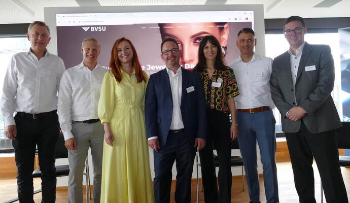 Referenten aus der Schmuckbranche setzen auf Recycling und Nachhaltigkeit (von links): Jason McIntosch, Thorsten Ratzlaff, Raluca Anghel, Guido Grohmann, Desirée Binternagel, Eduard Stefanescu und Michael Huber.