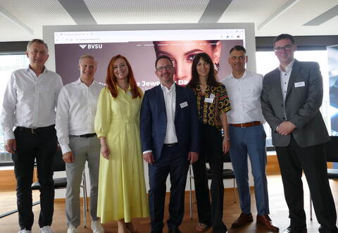 Referenten aus der Schmuckbranche setzen auf Recycling und Nachhaltigkeit (von links): Jason McIntosch, Thorsten Ratzlaff, Raluca Anghel, Guido Grohmann, Desirée Binternagel, Eduard Stefanescu und Michael Huber.