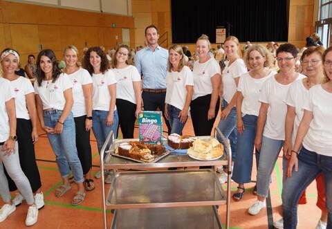 Bürgermeister Thomas Maag dankt den zahlreichen Ehrenamtlichen, die das Mehrgenerationenfest auf die Beine gestellt haben.