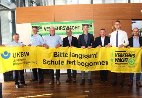 Langsam zu fahren, weil die Schule begonnen hat, fondern bei einer Pressekonferenz gemeinsam die Pforzheimer Polizeihauptkommissare Michael Sengle und Andreas Stäble, der stellvertretende Vorsitzende der Verkehrswacht Mühlacker und Umgebung, Siegfried Albrecht, Mühlackers Oberbürgermeister Frank Schneider, Bürger- und Ordnungsamtsleiter Tobias Lichter, Sparkassen Marktdirektor Gerd Owczarek, Dezernent Holger Nickel sowie Schulrat Andreas Renner (von links).