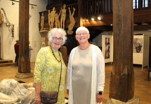 „Grenzland“ heißt die gemeinsame Ausstellung von Sigrid Baumgärtner aus Mühlacker und Petra Herrmann aus der Partnerstadt Schmölln (von links), die noch bis zum 29. September in der Mühlacker Kelter zu sehen ist.