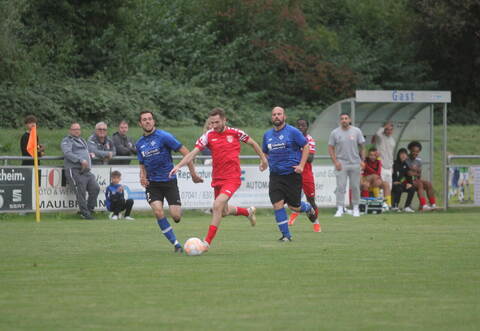 Ein Schlussspurt des SV Kickers Pforzheim in den roten Trikots kostet den FC Viktoria Enzberg am Ende Zählbares, obwohl lange Zeit ebenbürtig oder sogar mit dem Sieg vor Augen: Trotz zweimaliger Führung unterliegen die Enzberger dem Gast am Ende doch noch mit 2:5 in einer wilden Partie.
