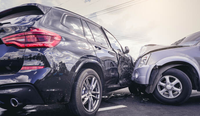 Der 35-jährige Fahrer hat in Calw auf einer Kreuzung einen Unfall verursacht. Der 35-jährige Fahrer hat in Calw auf einer Kreuzung einen Unfall verursacht.