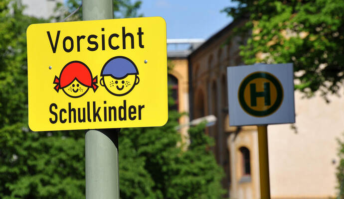 Die Schule hat wieder begonnen, deshalb ist auf den Straßen in der Region Vorsicht geboten. Symbol