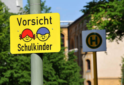 Die Schule hat wieder begonnen, deshalb ist auf den Straßen in der Region Vorsicht geboten. Symbol